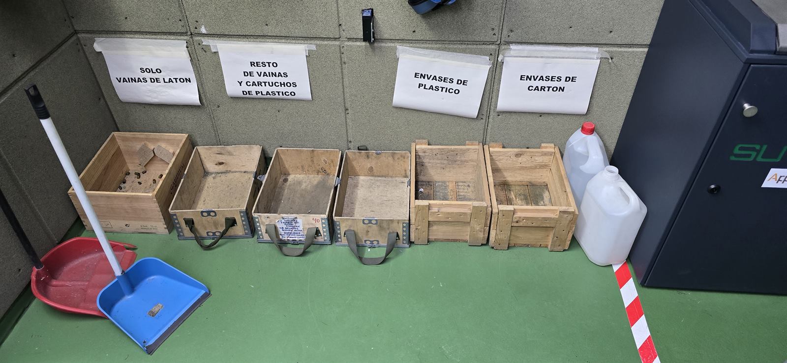 Antes: cajas de madera improvisadas para los residuos